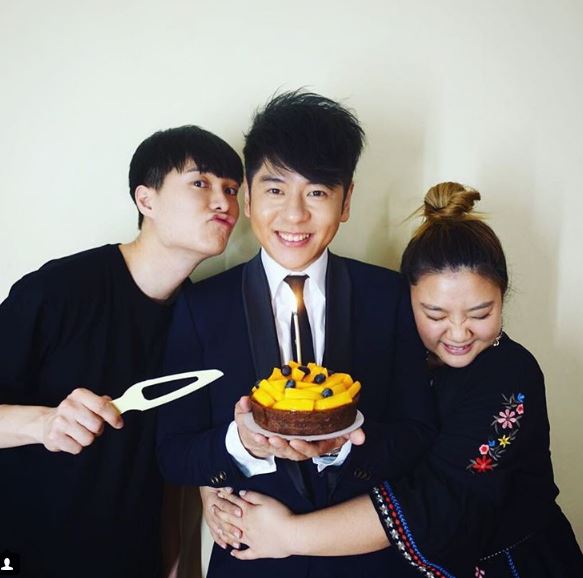 好友胡鴻鈞、欣宜為許廷鏗送上生日蛋糕。