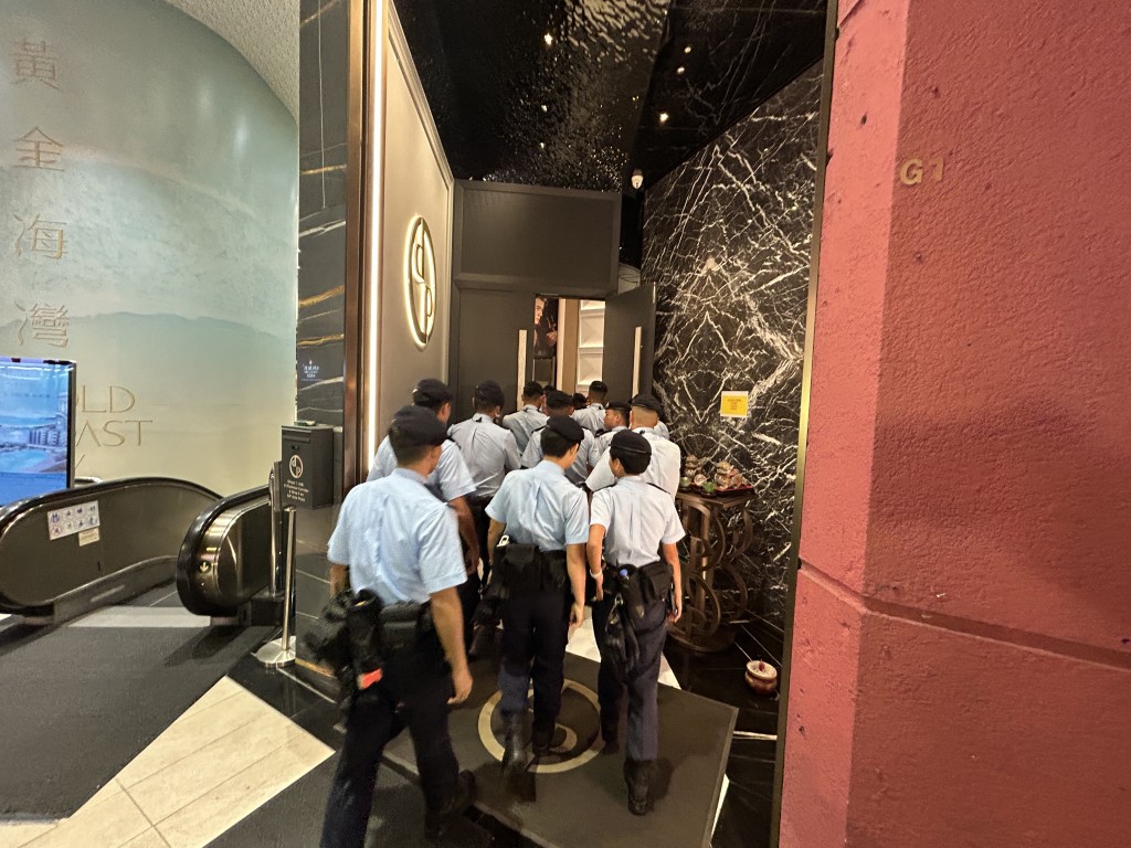 警方昨日突擊搜查145間娛樂場所,包括麻雀館、酒吧、夜總會及遊戲機中心等。曾志恒攝 警方昨日突擊搜查145間娛樂場所,包括麻雀館、酒吧、夜總會及遊戲機中心等。曾志恒攝