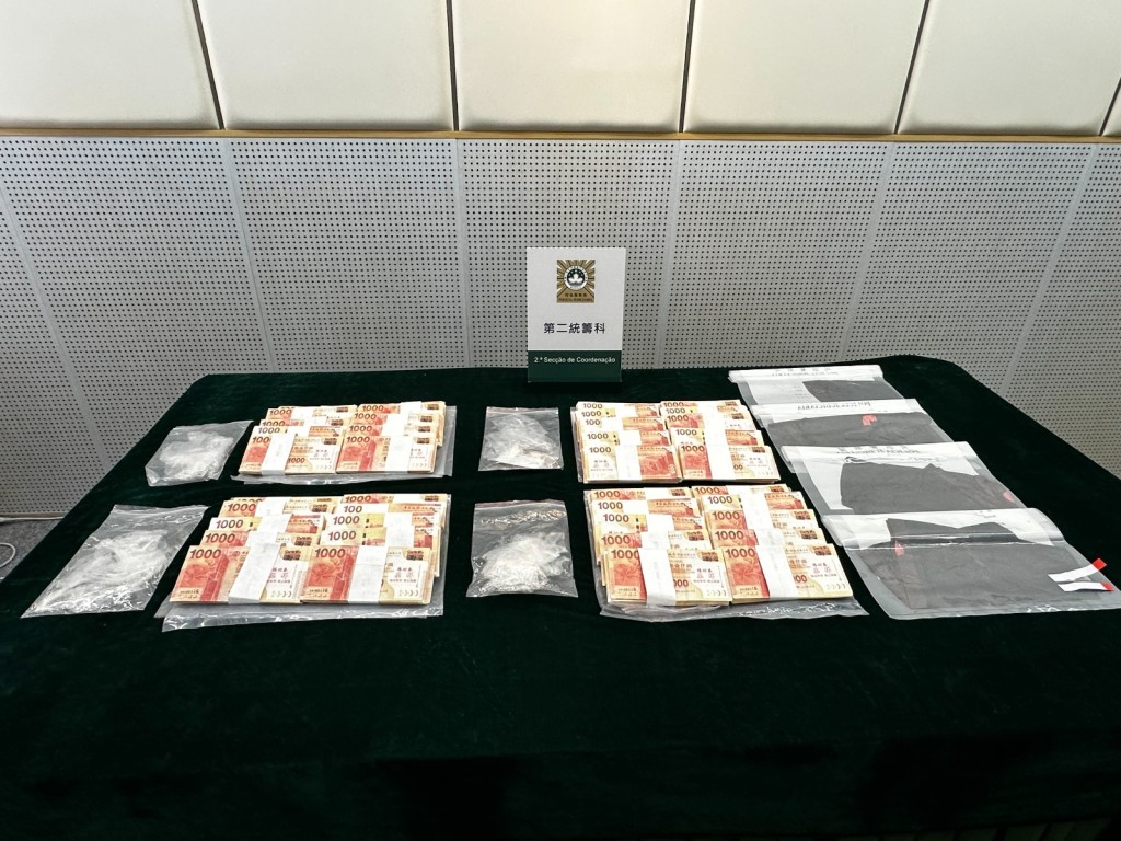 澳門警方檢獲一批面值1000港元的「練功券」假鈔。 澳門警方檢獲一批面值1000港元的「練功券」假鈔。
