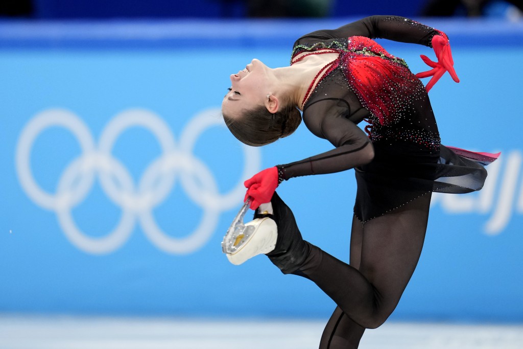 瓦利耶娃在北京冬奥一鸣惊人，当年年仅15岁的她在赛场上发挥出色。美联社