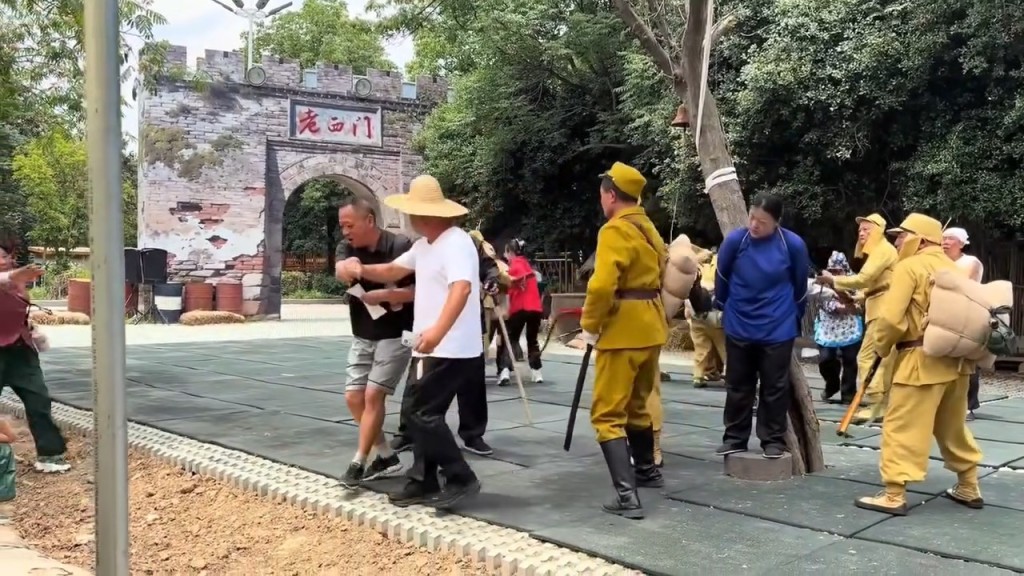 觀眾疑太入戲衝上台打「日軍」,事後返回座位。極目新聞 觀眾疑太入戲衝上台打「日軍」,事後返回座位。極目新聞