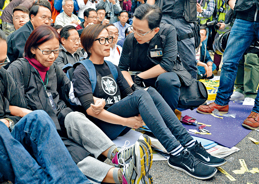 何於一四年參與佔中,於警方清場時被捕。
