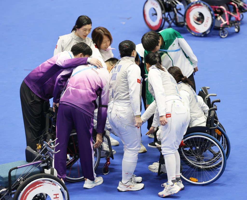 香港團一及團二在賽前打氣。 徐嘉華攝 香港團一及團二在賽前打氣。 徐嘉華攝