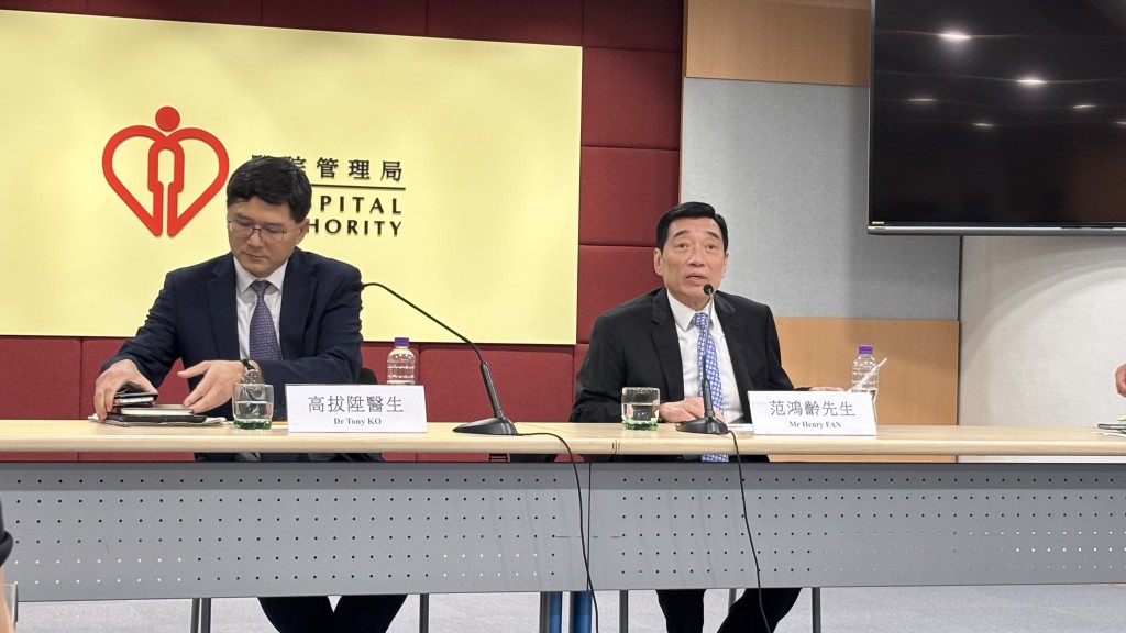 范鴻齡(右)表示,醫管局已全部落實公立醫院檢討委員會提出的31項建議,將加強問責及獎勵制度。
