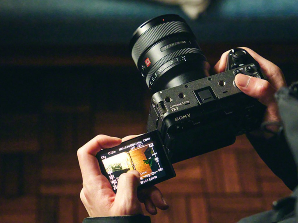 3吋LCD可向外側翻出，方便多角度取景。