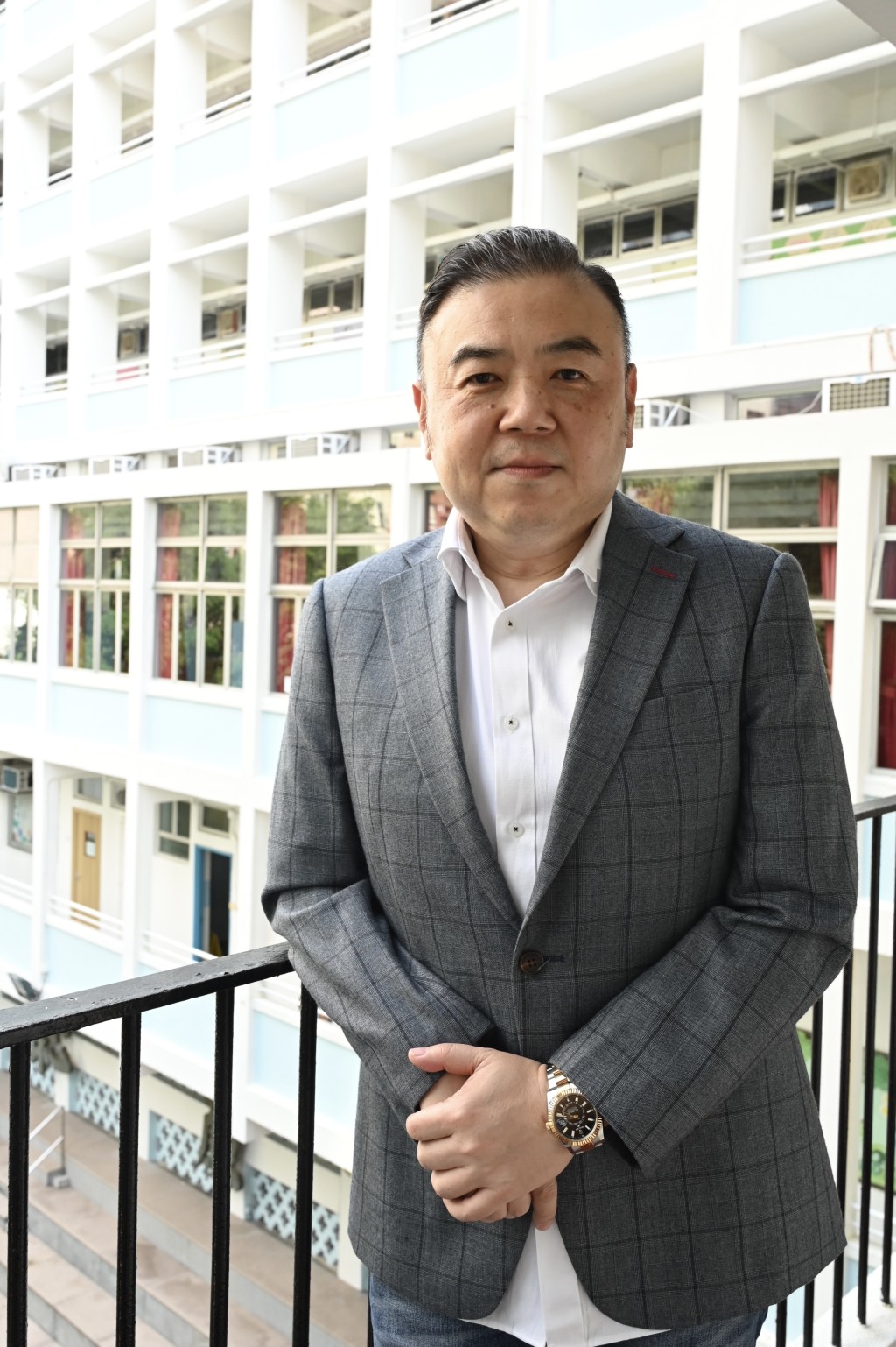 香港潮商学校校长詹汉铭表示，即使适龄学童人口下跌，家长选校时也不要太「博」。