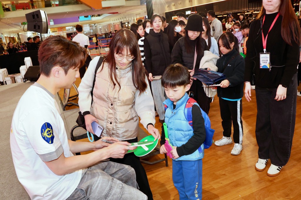 有不少精絲排隊跟Ryan合照及簽名。徐嘉華攝