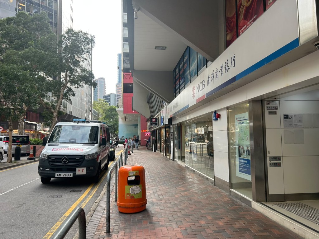 警員在場調查。 警員在場調查。