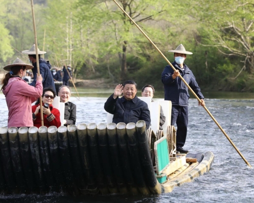 習近平和夫人彭麗媛搭竹筏暢遊武夷山九曲溪。