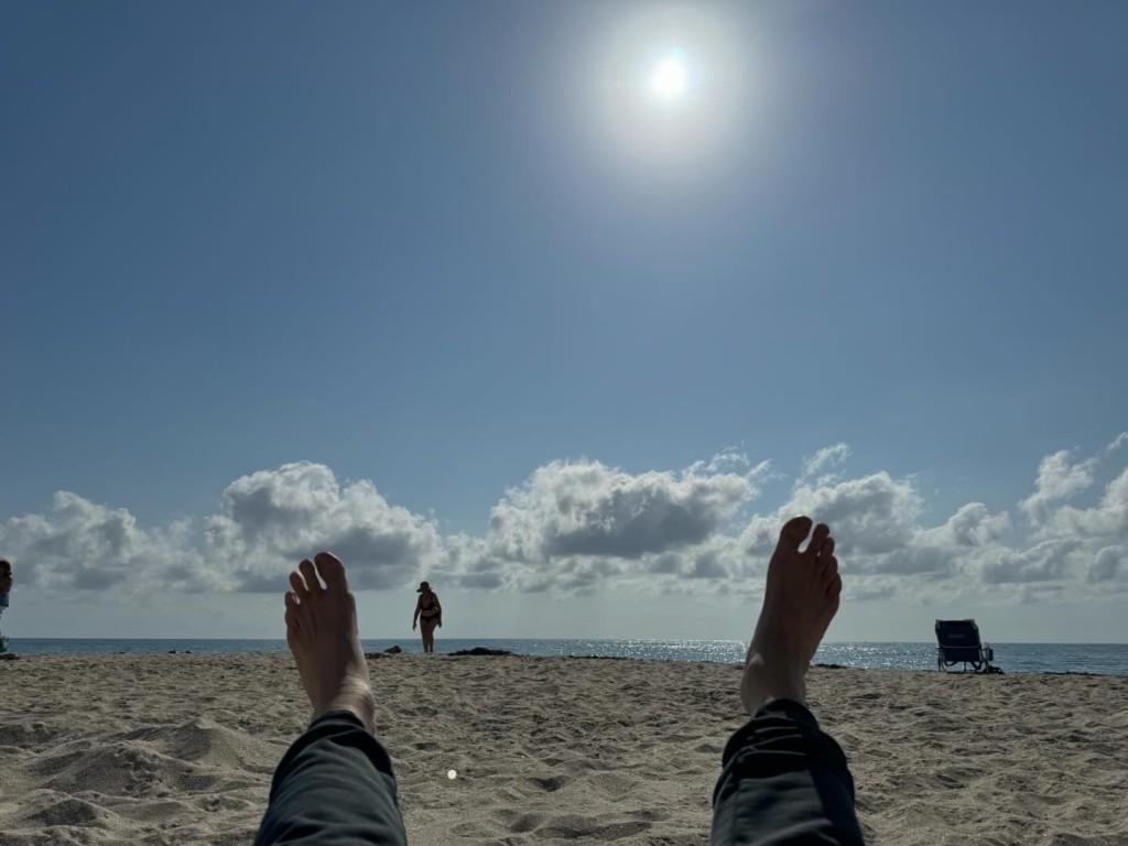 之後馮德倫分享在當地享受陽光海灘照。