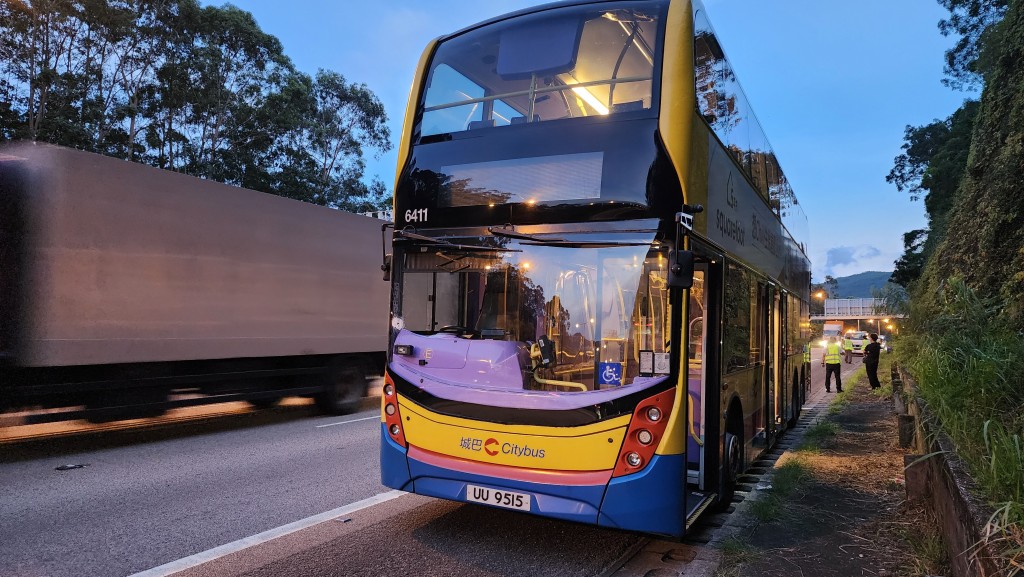 城巴車長胸插鐵通｜城巴：車長曾嘗試避開惟不成功 現正留院觀察無大礙