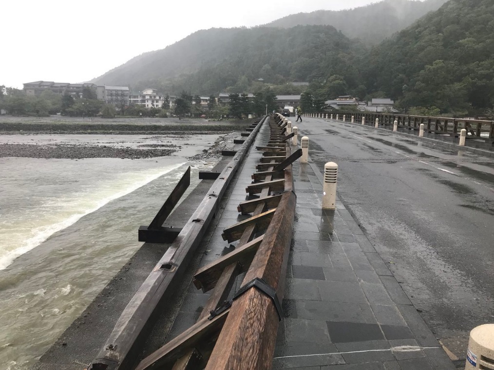 渡月橋整排欄杆倒塌。網上圖片
