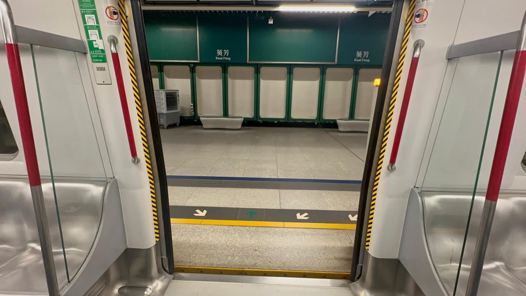 港鐵8月初在葵興站測試列車的停車準確度，及在葵芳站測試車門與自動月台閘門的操作。
