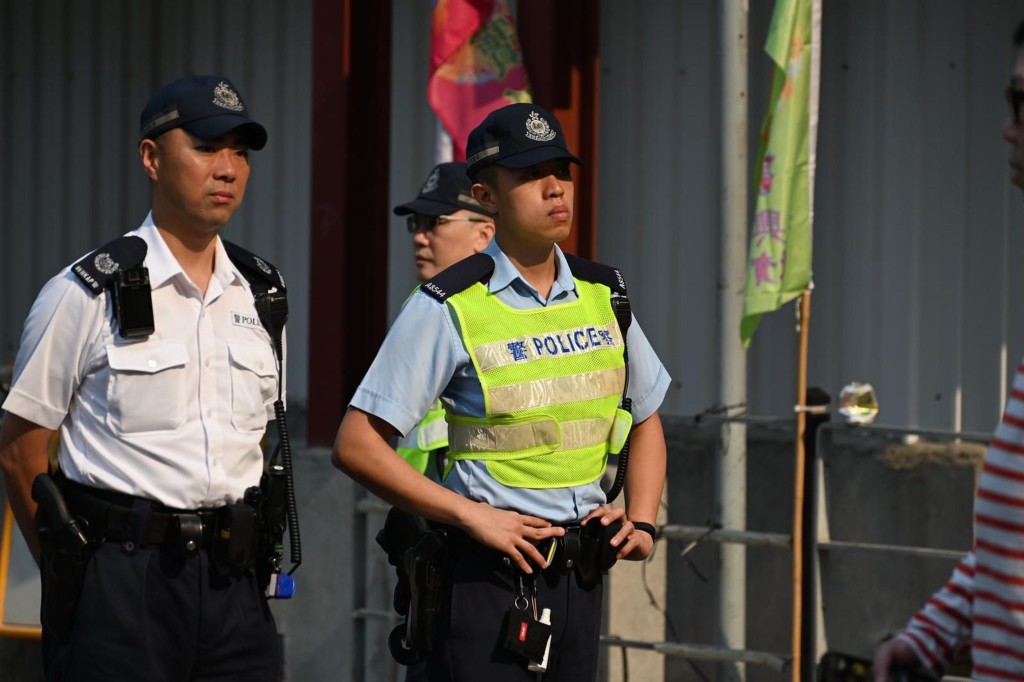 大学毕业后,张铭佑继续积极参与辅警工作,希望用自己的力量服务市民,守护香港。 大学毕业后,张铭佑继续积极参与辅警工作,希望用自己的力量服务市民,守护香港。