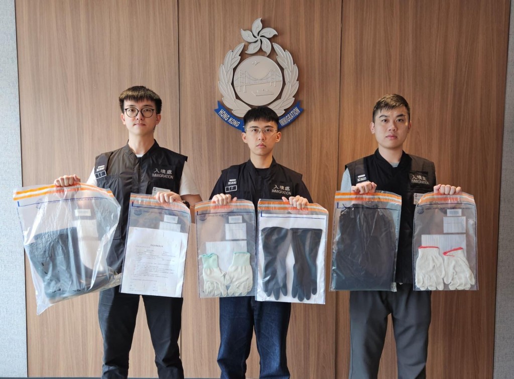 入境處展示有關證物。