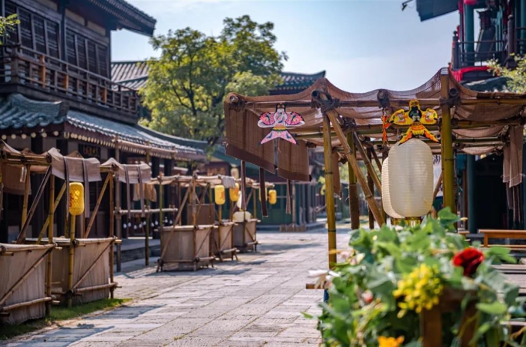 遊客進入唐城景區,尋找《慶餘年2》同款打卡點,並完成同款場景拍照。 遊客進入唐城景區,尋找《慶餘年2》同款打卡點,並完成同款場景拍照。