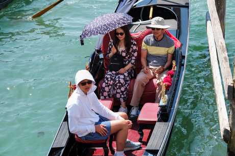 游客爱坐威尼斯贡多拉游河。路透社