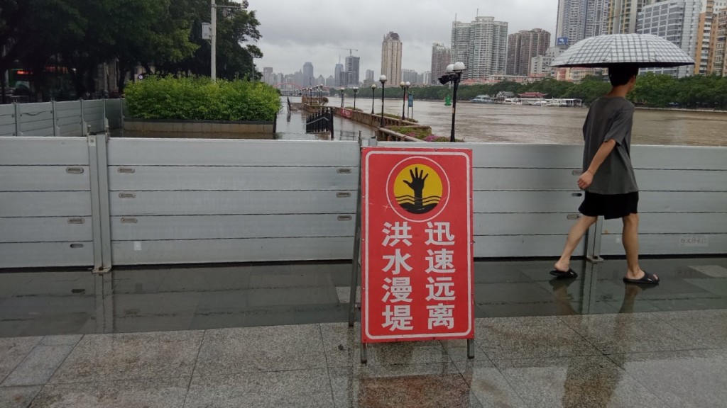廣州連日暴雨，讓各溪河水位上漲。微博@廣東的熊貓