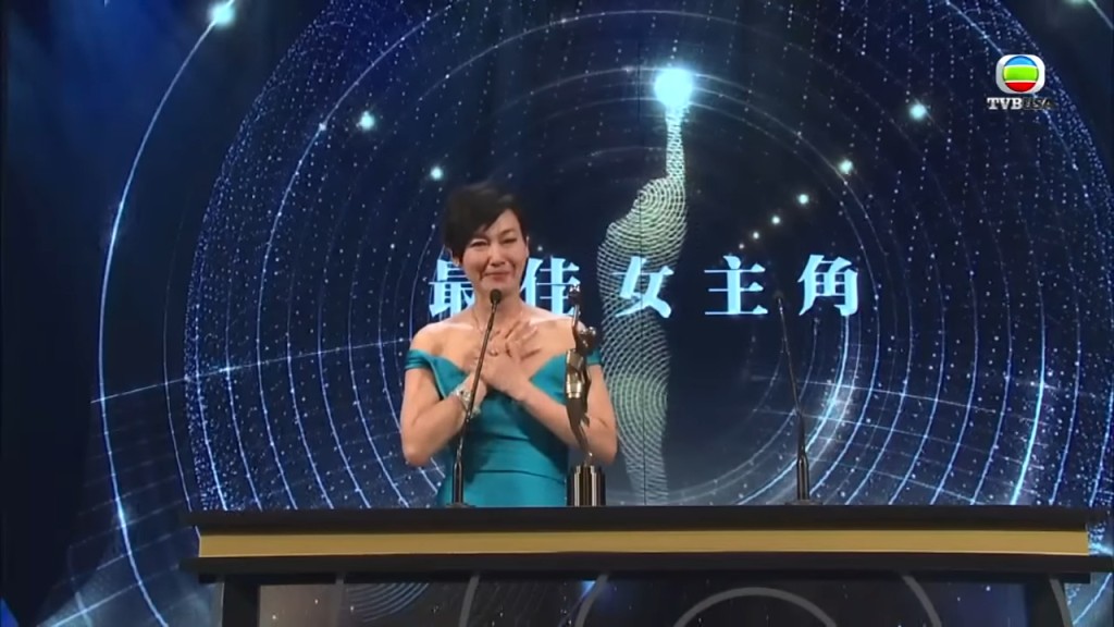 2017年惠英红在金像奖台上说得奖感言，提起妈妈的场面亦令人伤感。