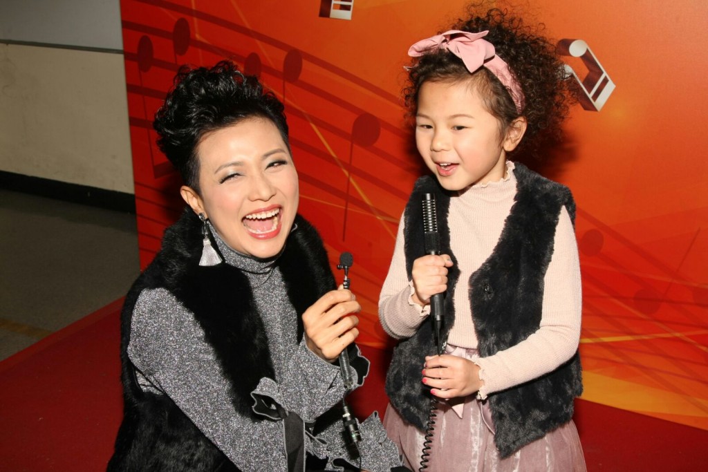 羅敏莊「訪問」囡囡 覺得契爺是否靚仔時，她說：「不知呀！」