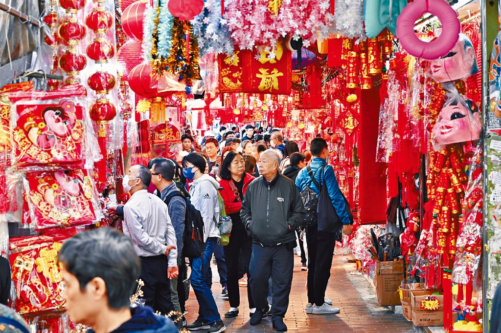 楊淑芬估計，今年內地春節黃金周期間，內地旅客訪港人數會比去年多，對農曆新年本港旅遊市道相當樂觀。