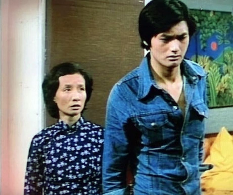 1976年，梁爱跟发哥合作剧集《江湖小子》。