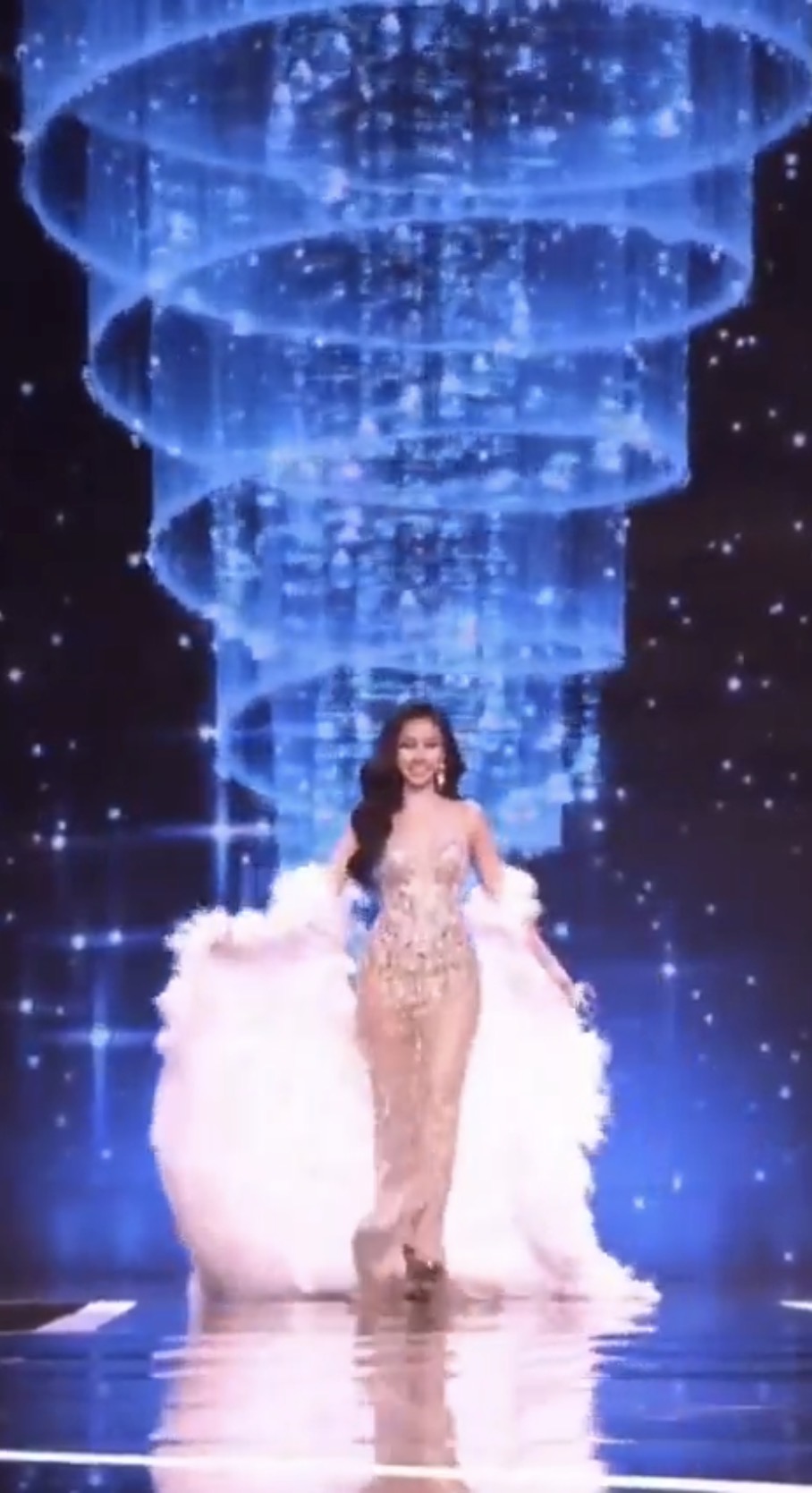 2026泰国小姐|甘末宛(Kamolwan Chanago)华丽转身,若无其事完成台步。 X@Ambas_Manos 2026泰国小姐|甘末宛(Kamolwan Chanago)华丽转身,若无其事完成台步。 X@Ambas_Manos