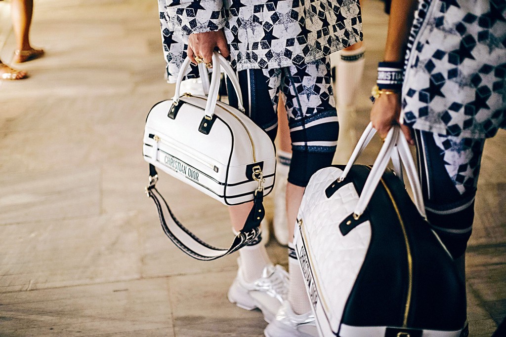 全新Dior Vibe Bag系列於月前舉行的2022度假系列花生騷上初次曝光，現已全綫上架。