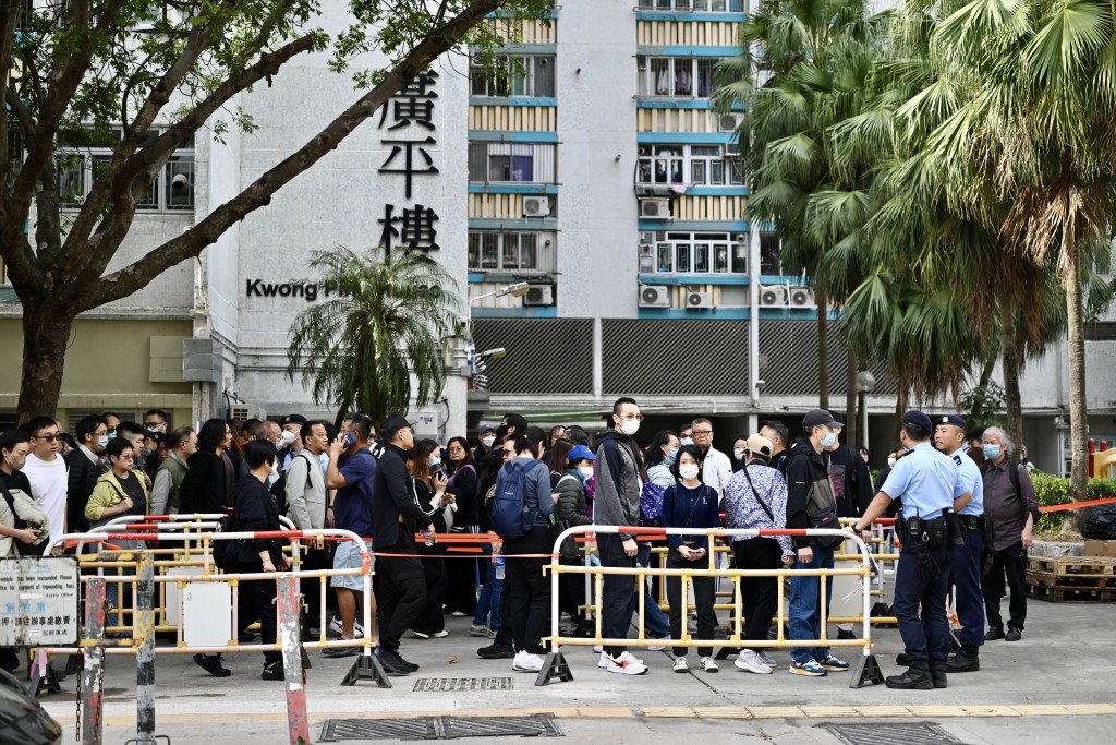 逾百名居民排隊到大埔廣福社區會堂進行認屍程序。 逾百名居民排隊到大埔廣福社區會堂進行認屍程序。