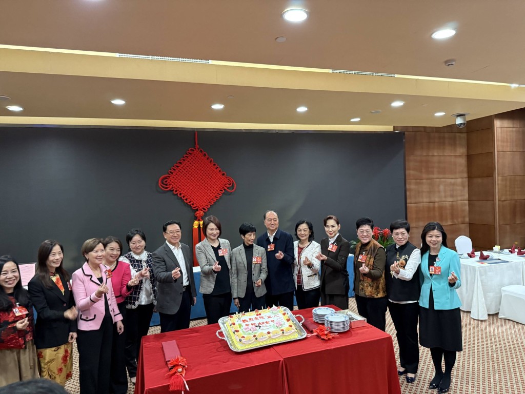 陈曼琪指，仪式感拉满的切蛋糕环节，让我们女代表节日幸福感爆棚。陈曼琪fb