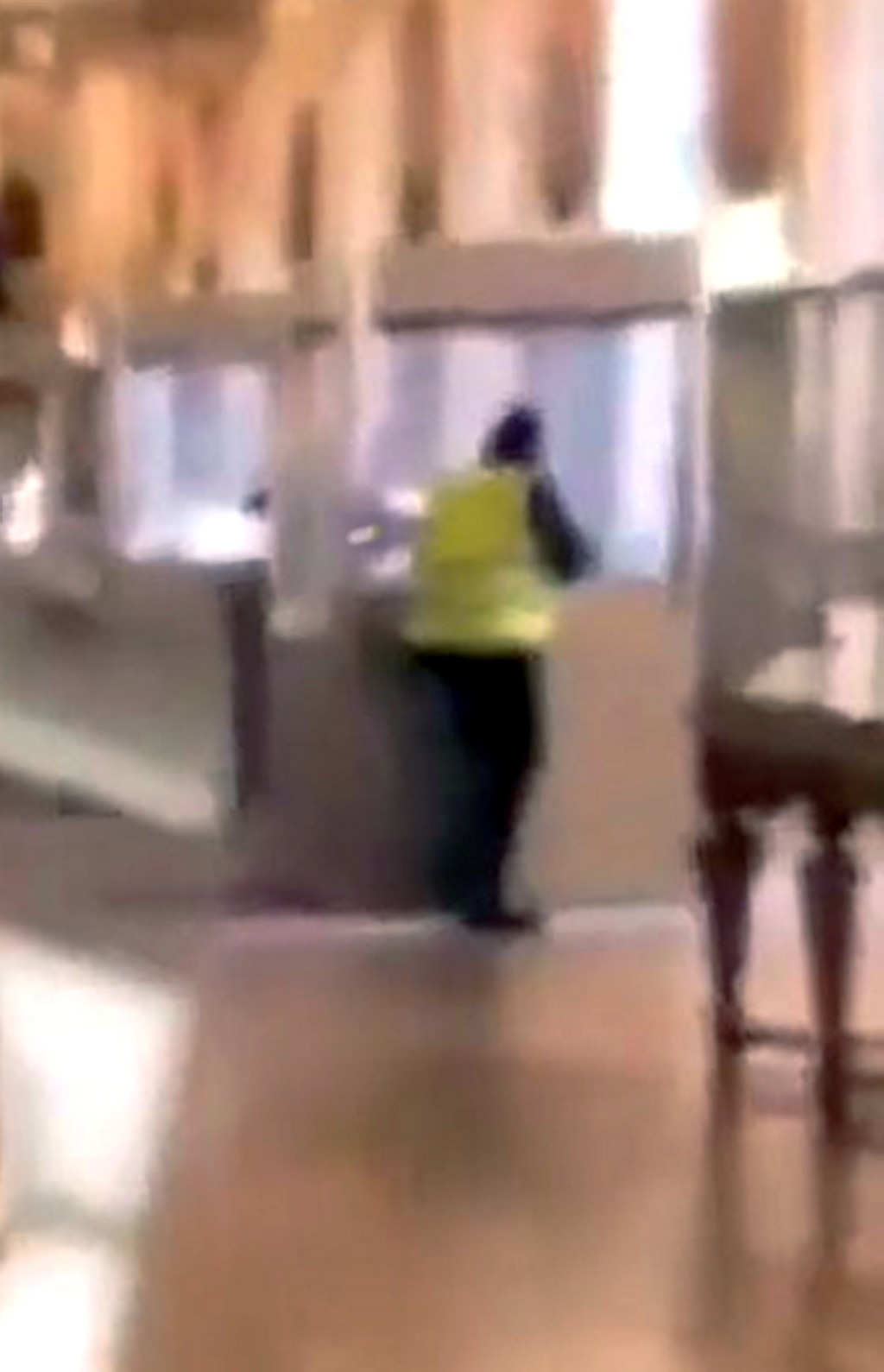 影片截圖顯示,羅浮宮竊賊正在破壞展櫃。 路透社  影片截圖顯示,羅浮宮竊賊正在破壞展櫃。 路透社