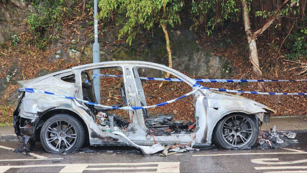 私家車嚴重焚毀,被燒淨支架。黃文威攝 私家車嚴重焚毀,被燒淨支架。黃文威攝