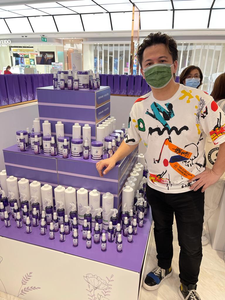 百忙中抽空出席活動。