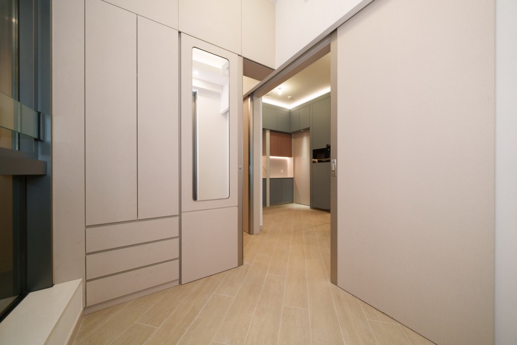 兩房實用面積為411平方呎,可改動為三房單位,附送雙面衣櫃。