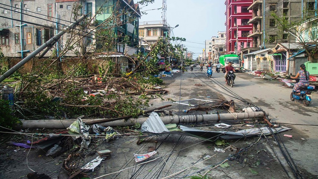 熱帶氣旋摩卡襲緬甸實兌市，街燈被吹倒。 美聯社