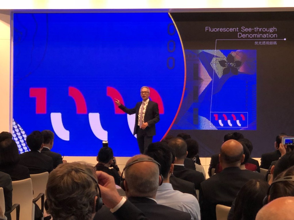 新鈔加入了多項先進的防偽特徵，放在5個面額鈔票的相同位置上。蘇正謙攝