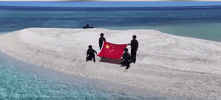 中國海警此前登上鐵線礁。 中國海警此前登上鐵線礁。