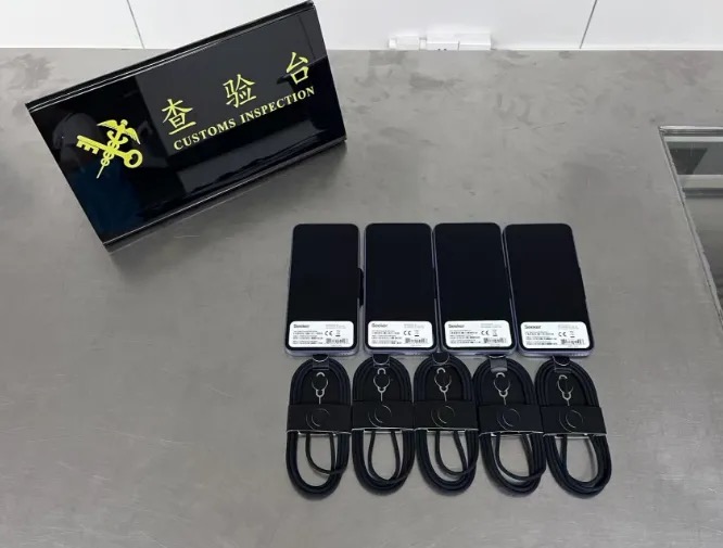 海關查獲4台全新的SEEKER手機。