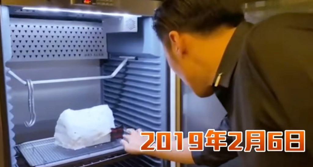 霆鋒自2019年2月6日開始，用鵝油封住澳洲和牛並放入乾式熟成櫃。