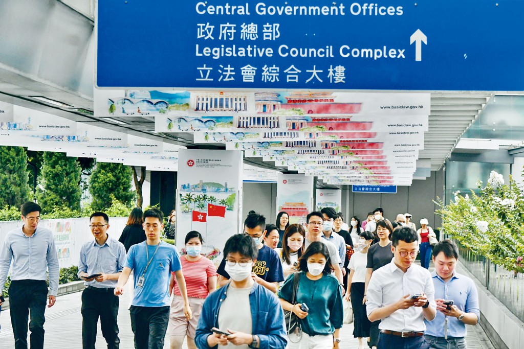 公務員今年可獲加薪，並追溯至4月。