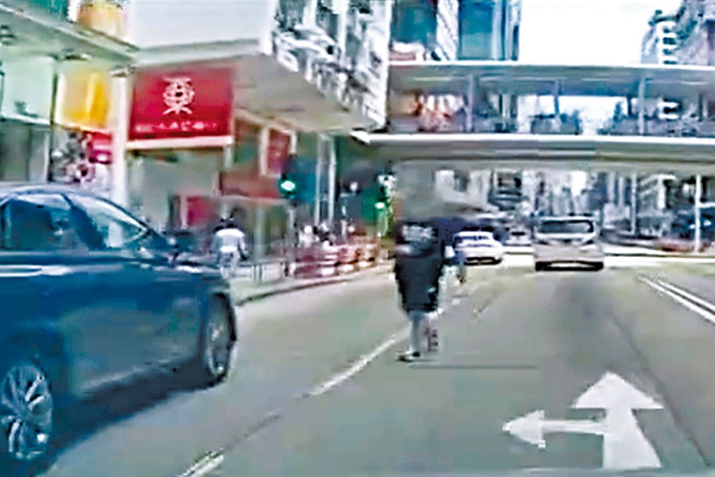 車Cam拍得十秒內，已有兩名男子冒險衝路。