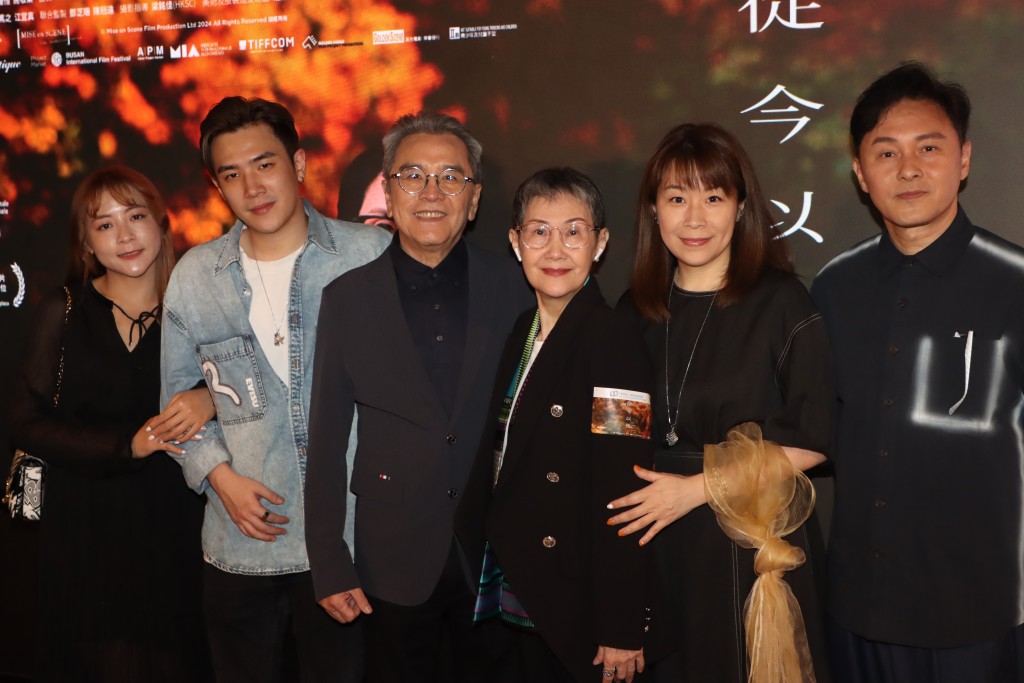 李琳琳新戲《從今以後》早前首映，姜大衛、兒子姜卓文（左二）和女友Chelsea（左一）、大女姜依蘭（右二）及女婿曹永廉（右一）齊現身。
