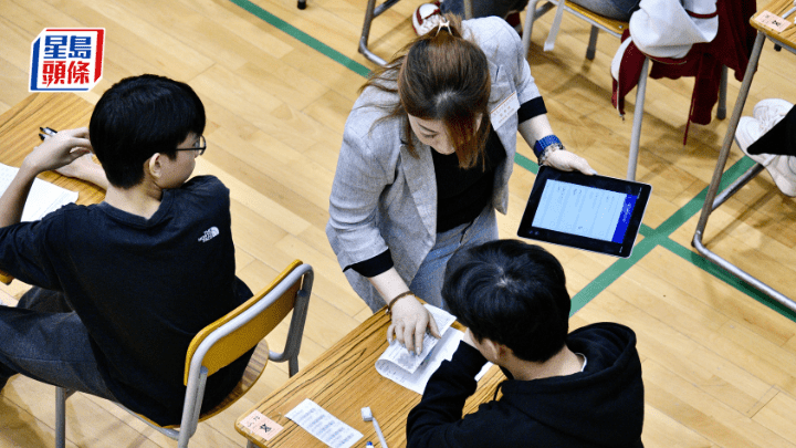 香港昨有不少試場的「監考易」程式失靈、未能登入，亦有考生指在卷二開考前無法使用「報到易」程式簽到。