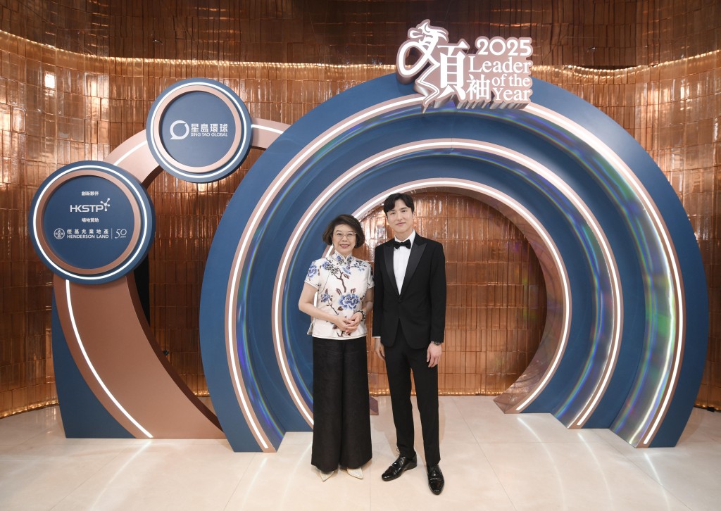 星島新聞集團主席蔡加讚(左)與評審委員會委員、前香港大律師公會主席、德輔大律師事務所聯席主席譚允芝合照。 星島新聞集團主席蔡加讚(左)與評審委員會委員、前香港大律師公會主席、德輔大律師事務所聯席主席譚允芝合照。