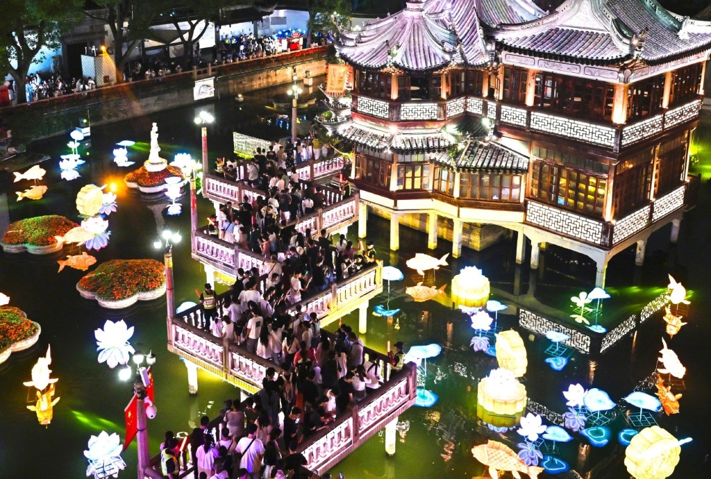 中秋國慶長假，內地各大景點，遊人也擠得滿滿。新華社