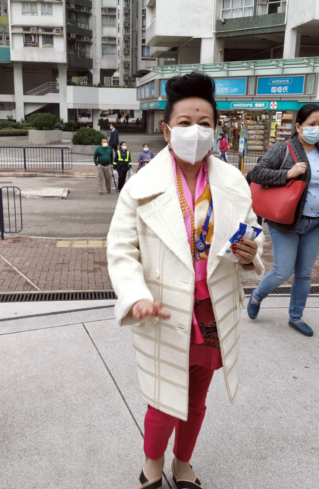 災區錄音家燕姐戴住重型口罩落重災區做電台節目。