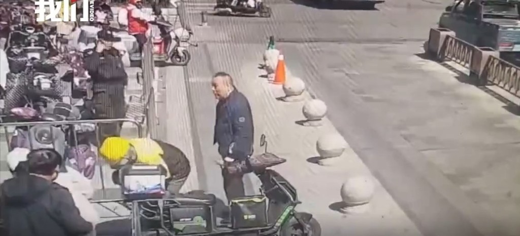 闭路电视拍下侯富送幼童到医院的情况。《新京报》