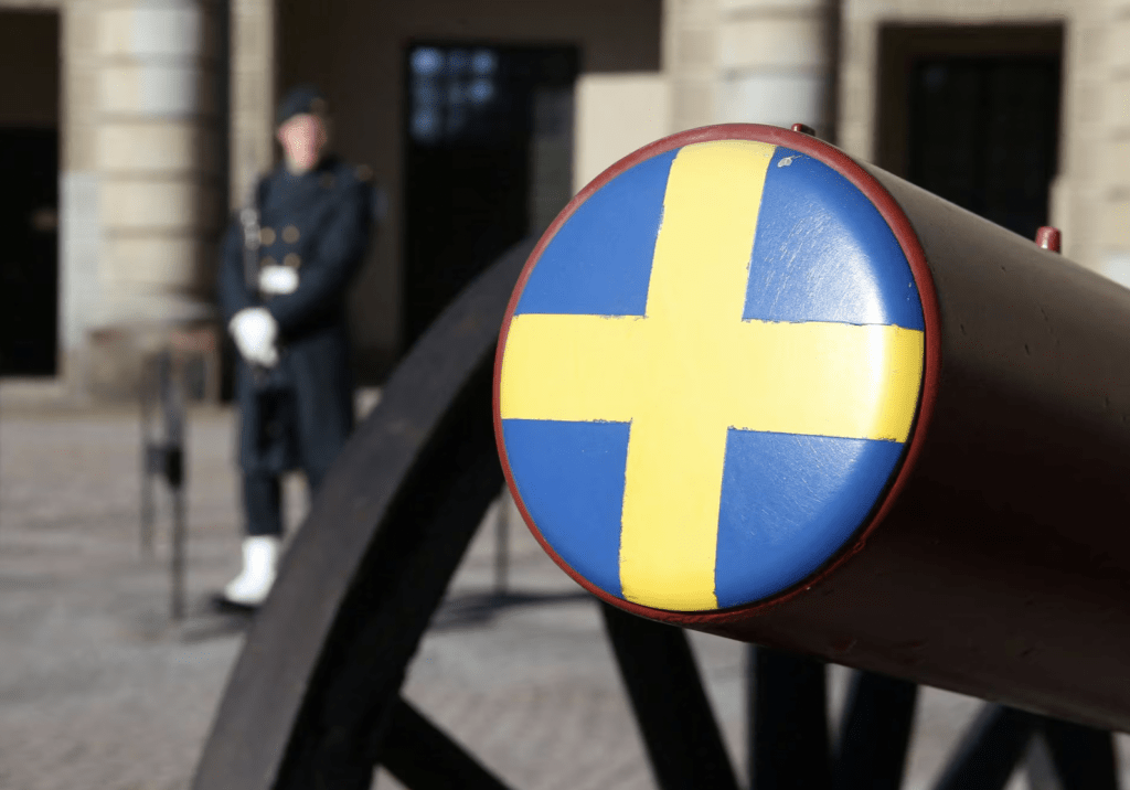 2024 年 3 月 7 日，瑞典斯德哥爾摩皇宮庭院中，一名瑞典士兵站在禮炮旁。路透社
