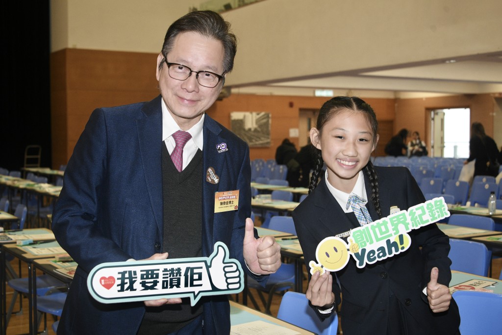 浸大附屬學校王錦輝中小學總校長陳偉佳與學生合照。