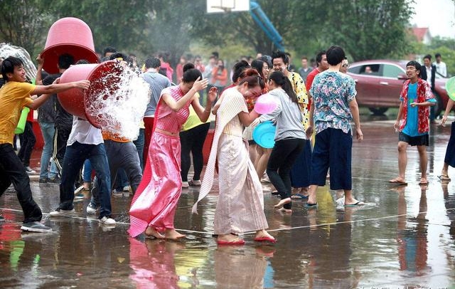 云南泼水节公告，严禁借机调戏妇女。